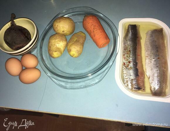Подготовим ингредиенты. Картофель у меня маленький, поэтому взяла больше, чем указано в рецепте. Морковь же, наоборот, очень большая, поэтому взяла не целую. Сельдь: филе в масле, тут можете брать в любом любимом и удобном виде. Мне нравится именно в масле, которое дополнительно пропитывает салат и не надо возиться с разделкой.