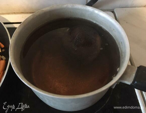 В первую очередь ставим вариться свеклу в кожуре, так как она готовится дольше всех. Варить около часа, по готовности проверять вилкой или ножом: свекла должна стать мягкой. Обязательно отваривать отдельно от остальных овощей, так как свекла окрашивает все, что рядом с ней по соседству.