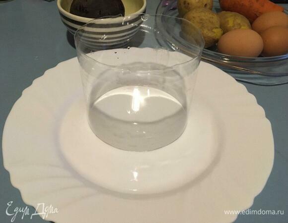 Теперь нужно выбрать посуду, в которую будем выкладывать салат. Так как салат укладывается слоями, посуда должна быть небольшой. Формы у меня нет, но кольцо без сложностей было вырезано из двухлитровой пластиковой бутылки.