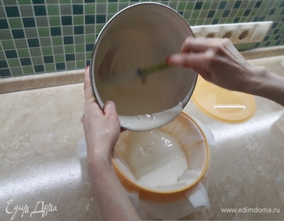 Выкладываю смесь в форму на ткань.