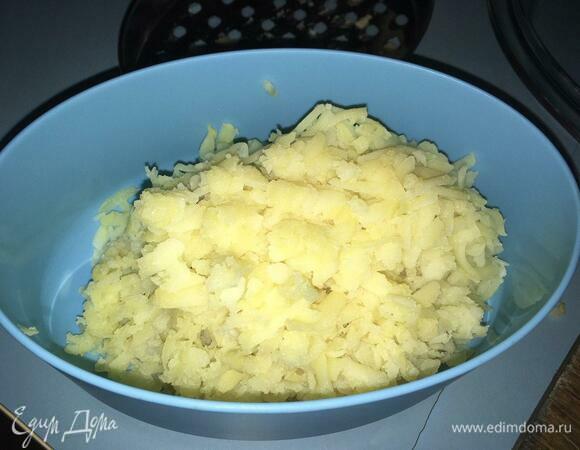 Отваренный и остывший картофель очищаем от кожуры и трем на крупной терке.