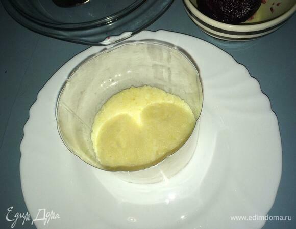 Выкладываем картофель на дно первым слоем. Многие начинают салат с селедки, но мне больше нравится начинать именно с картофеля, так как он более плотный, что позволяет поддерживать весь салат. А селедка может расползтись. 