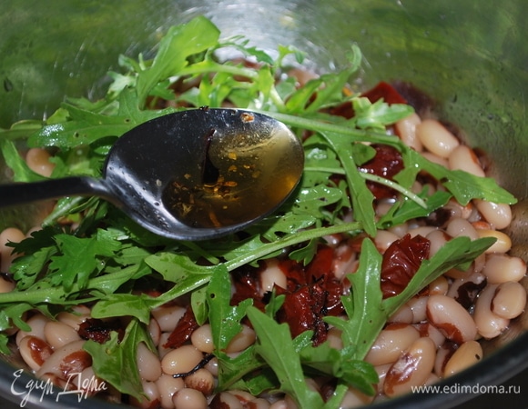 Добавила свежую руколу и заправила салат маслом, в котором были вяленые томаты (у меня масло, где лежали помидоры, очень ароматное, с чесноком и базиликом). По желанию в салат можно добавить бальзамический соус или гранатовый соус.