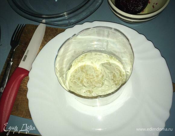 Смазываем картофельный слой небольшим количеством майонеза. Соус должен служить как бы клеем между слоями. Не кладите его много.