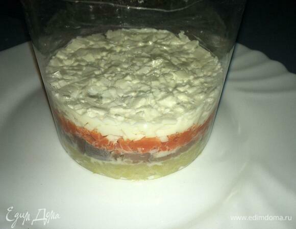 Яйца чистим, отделяем белок от желтка в разные тарелки. Белок трем на крупной терке, выкладываем поверх моркови, смазываем небольшим количеством майонеза.