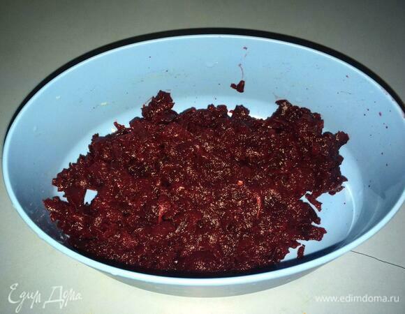 Свекла — самый яркий ингредиент. Аккуратно очищаем ее от кожуры, натираем на крупной терке.