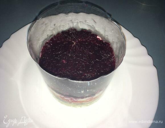 Выкладываем свеклу последним слоем поверх белков яиц.