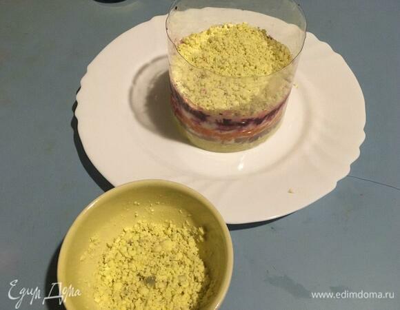 Желтки от яиц разминаем вилкой в крошку и украшаем салат. Таким образом мы получили одну порцию готового салата, и ингредиентов хватит на то, чтобы сделать еще один точно такой же.