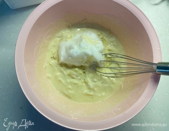 Отдельно взбить белки до жестких пиков и аккуратно вмешать в тесто.