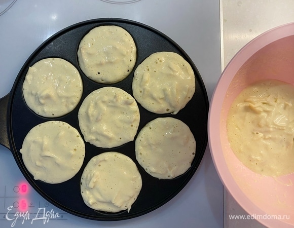 Выпекаем на сухой сковороде до готовности! Конечно, удобнее в специальной, для оладушек.