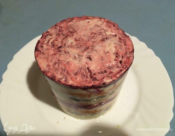 Но так уж получилось, что мне селедка под шубой больше нравится двухуровневая, поэтому все эти же слои повторяем еще раз. Есть ее будет несколько сложнее, зато выглядит эффектнее. Убираем в холодильник настояться на пару часов или на ночь.