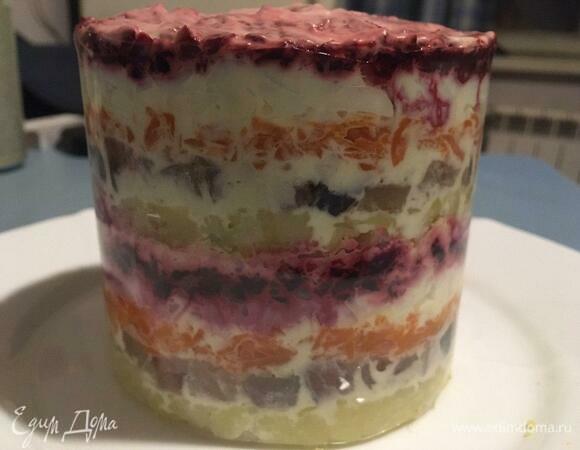 Медленно убираем форму, потянув за края вверх. Салат не распадается, все слои отлично видно.