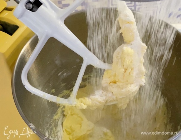 Добавить просеянную муку, перемешать.