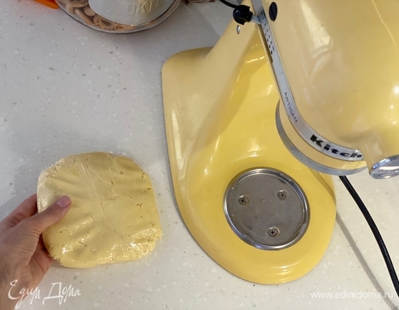 Сформировать из получившегося теста шар, завернуть в пищевую пленку, охлаждать не менее 2 часов.