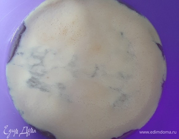 Смешать теплую воду, сахар, дрожжи и оставить на 10–15 минут.