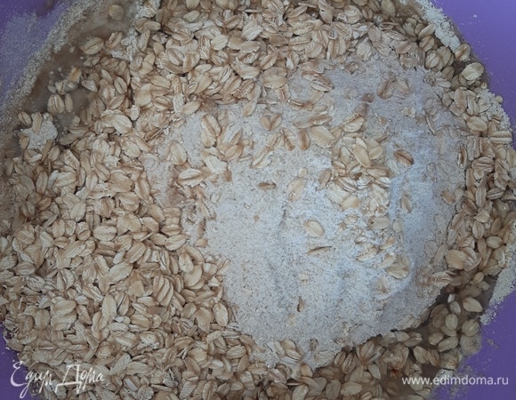 В миску с дрожжами добавить все остальные ингредиенты (муку, соль, растительное масло, овсяные хлопья).