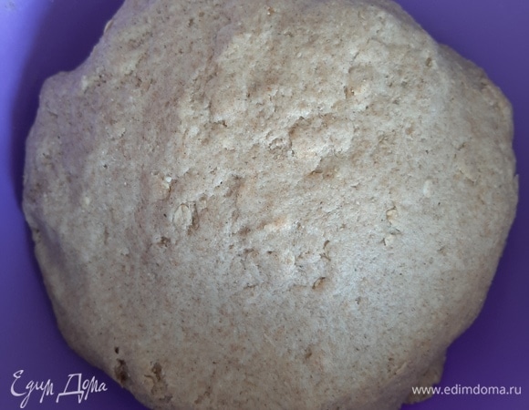 Замесить тесто, оно должно получиться мягким, нежным и должно перестать липнуть к рукам. Миску с тестом накрыть пленкой или полотенцем и убрать в теплое место на 1 час.