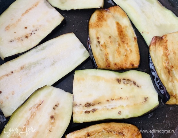 Баклажаны обжариваем на сковороде с двух сторон.