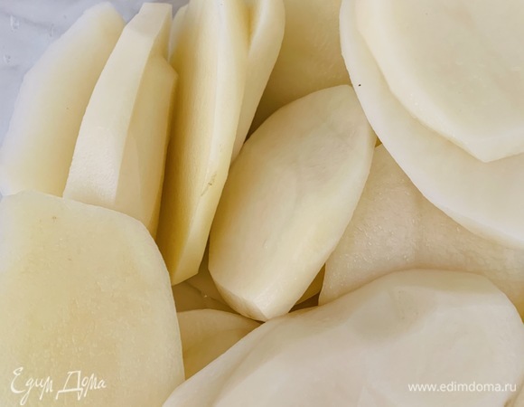 Очищенный картофель нарезаем дольками.