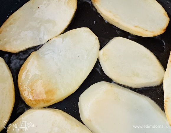 Дольки картофеля обжариваем с двух сторон.