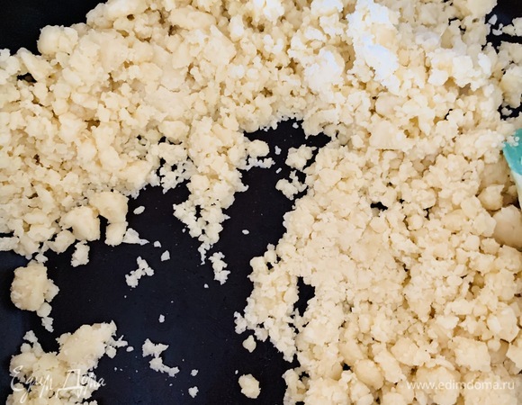 Готовим бешамель. Сливочное масло растапливаем и добавляем к нему муку. Обжариваем до золотистого цвета, постоянно перемешивая, чтобы мука не подгорела.