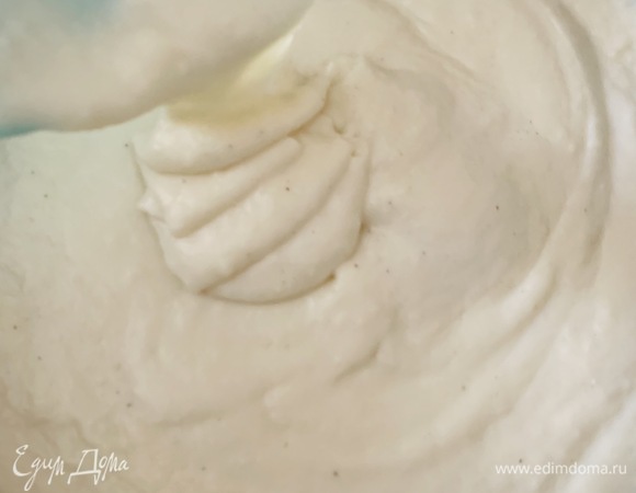 Варим бешамель до густого состояния, добавляем молотый мускатный орех.