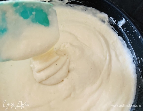 Как только соус загустеет, снимаем с огня и даем немного остыть.