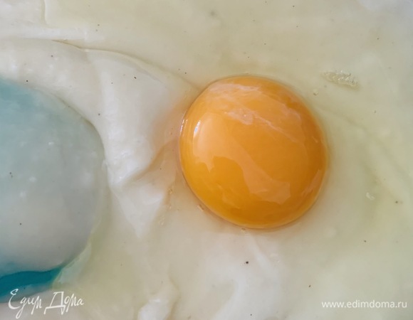 В теплый бешамель добавляем яйца по одному, не добавляйте все яйца сразу.