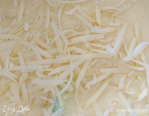 Добавляем в соус 100 г натертого сыра и перемешиваем.