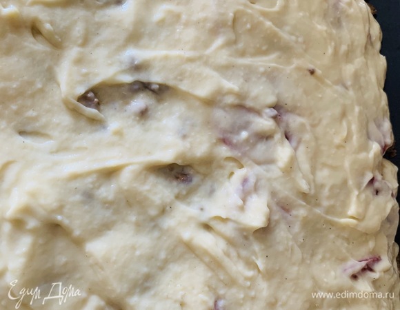 Последним слоем будет бешамель. Равномерно наносим соус поверх фарша и отравляем в разогретую до 180°C духовку на 35–40 минут.