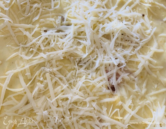 Достаем мусаку из духовки и посыпаем оставшимся сыром. Возвращаем в духовку еще минут на 10, чтобы сыр расплавился.