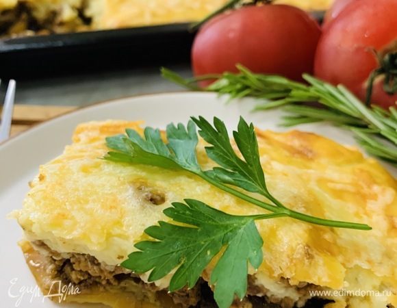 Слегка остывшую мусаку разрезаем на порции и подаем.