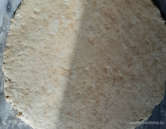 Раскатать блин толщиной 1 см и скатать этот блин в рулет, не очень плотно, но так, чтобы между слоями не было воздушных полостей.