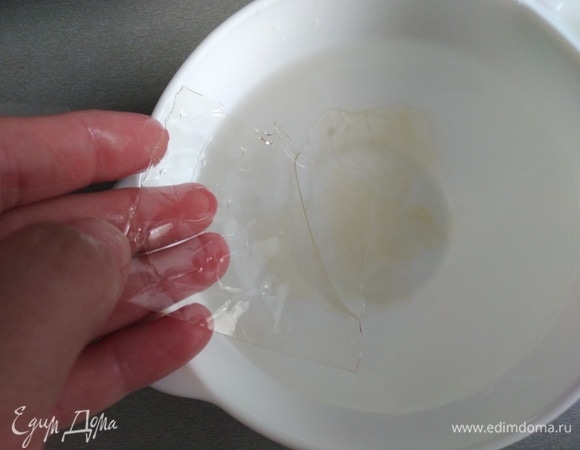 Готовим панна котту. Листы желатина залить холодной водой. Оставить набухать на 5 минут.