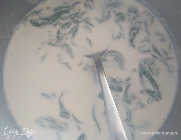 Помешивая, довести смесь до кипения.