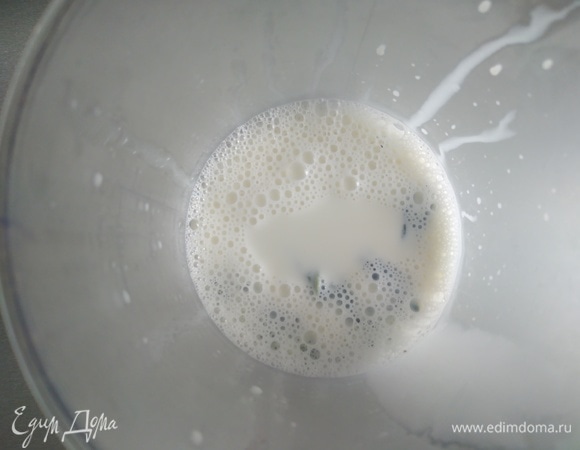 Процедить сливки в стакан для взбивания, можно оставить пару листочков мяты.