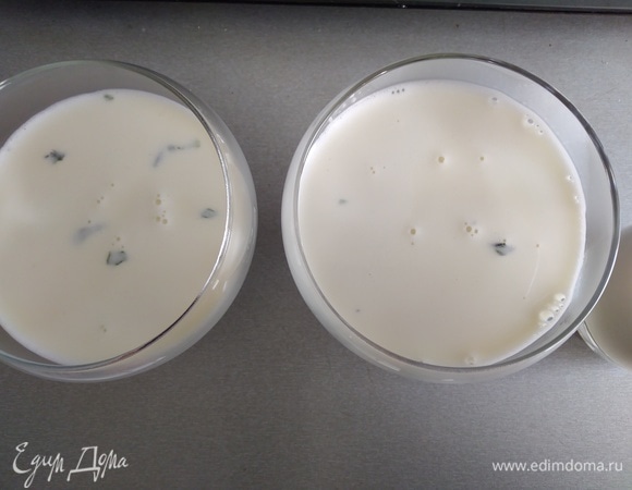 Дать смеси остыть до комнатной температуры, разлить по формочкам или креманкам. Убрать в холодильник на 2 часа. Панна котта должна схватиться.