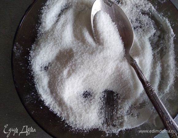 Соединить крахмал и сахар.