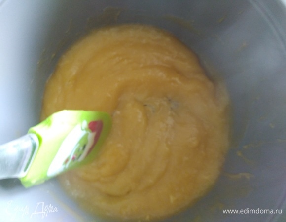 Постепенно добавить сахарную смесь в пюре. Помешивая, варить 2 минуты.