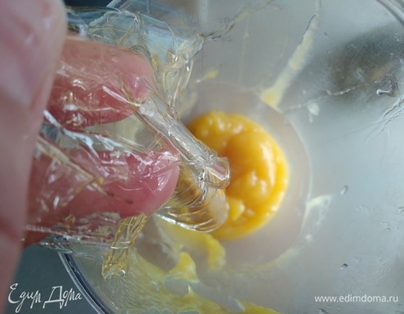 Переложить пюре в стакан, добавить отжатый от воды желатин и пробить блендером.