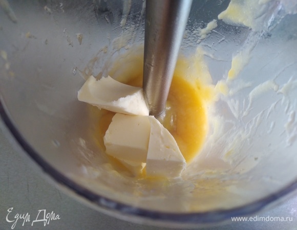 Добавить масло и пробить еще раз. Оставить на столе, чтобы смесь стала комнатной температуры.