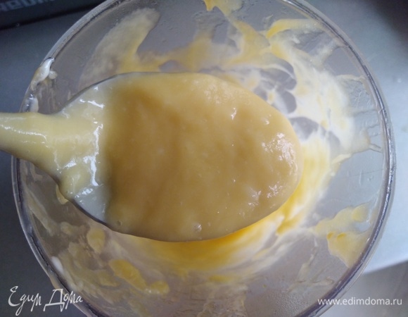 Выложить манговое пюре сверху на панна котту и убрать в холодильник еще на 2–3 часа.