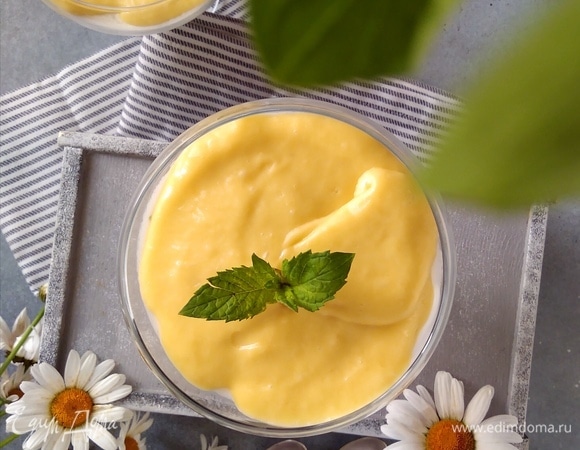 Украсить листиками мяты.