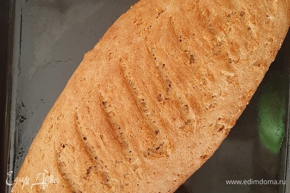 Готовый хлеб накрыть полотенцем и оставить отдыхать минимум на 20 минут. После того как хлеб остынет — подавать к столу.