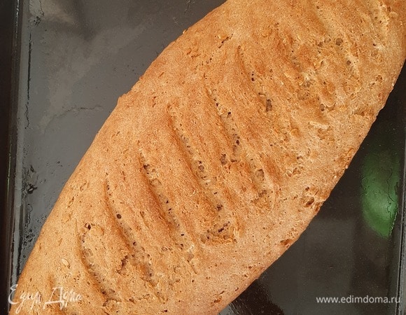 Готовый хлеб накрыть полотенцем и оставить отдыхать минимум на 20 минут. После того как хлеб остынет — подавать к столу.