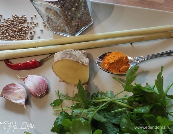 Пасту карри мы будем делать сами. Понадобится блендер. Перец чили нарезать пополам и удалить семена. Мелко нарезать нежную часть лемонграсса (лимонная трава или лимонное сорго), очистить и измельчить имбирь. Семена кориандра растереть в ступке. Положить все ингредиенты (кроме кориандра и куркумы) вместе с кинзой и петрушкой в блендер. Добавить 2 столовые ложки растительного масла (у меня подсолнечное) и перебить в пасту. Твердые стебли от лемонграсса я связала в пучок и отправила позже в суп. Замочить в кипятке сухие сморчки, на 20 минут отставить в сторону.