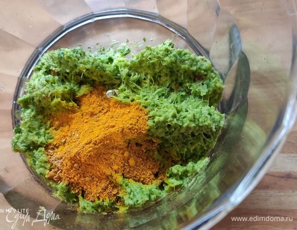 Вмешать куркуму и кориандр. Карри-паста готова.