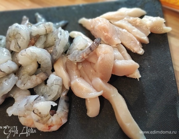 Теперь нарезать куриную грудку на маленькие кусочки или полоски, очистить креветки, удалить кишечник. Выжать сок лайма и мелко нарезать листья мяты.