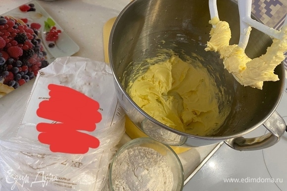 Масло и сахарную пудру взбить в чаше миксера до получения кремообразной массы. Добавить яичный желток и ваниль, перемешать.