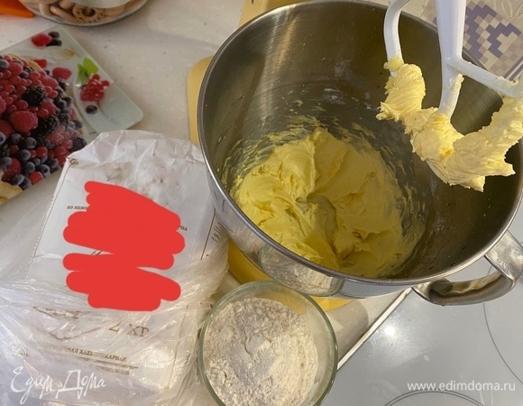 Масло и сахарную пудру взбить в чаше миксера до получения кремообразной массы. Добавить яичный желток и ваниль, перемешать.